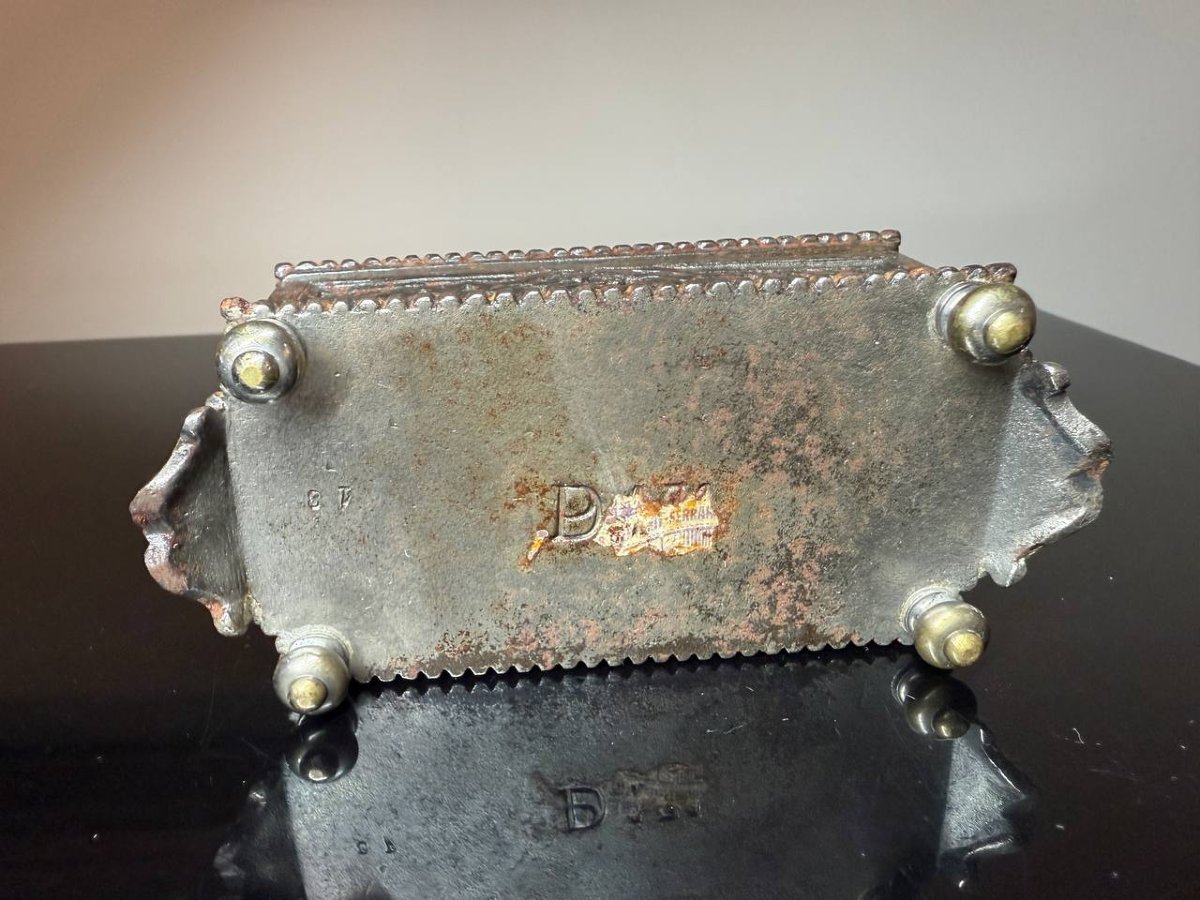 Antique Box Or Small Jewelry Box With Embossed Decoration Of Cherubs.-photo-5