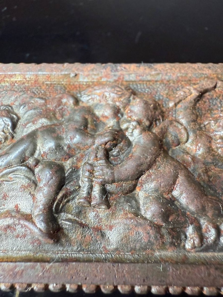 Antique Box Or Small Jewelry Box With Embossed Decoration Of Cherubs.-photo-7