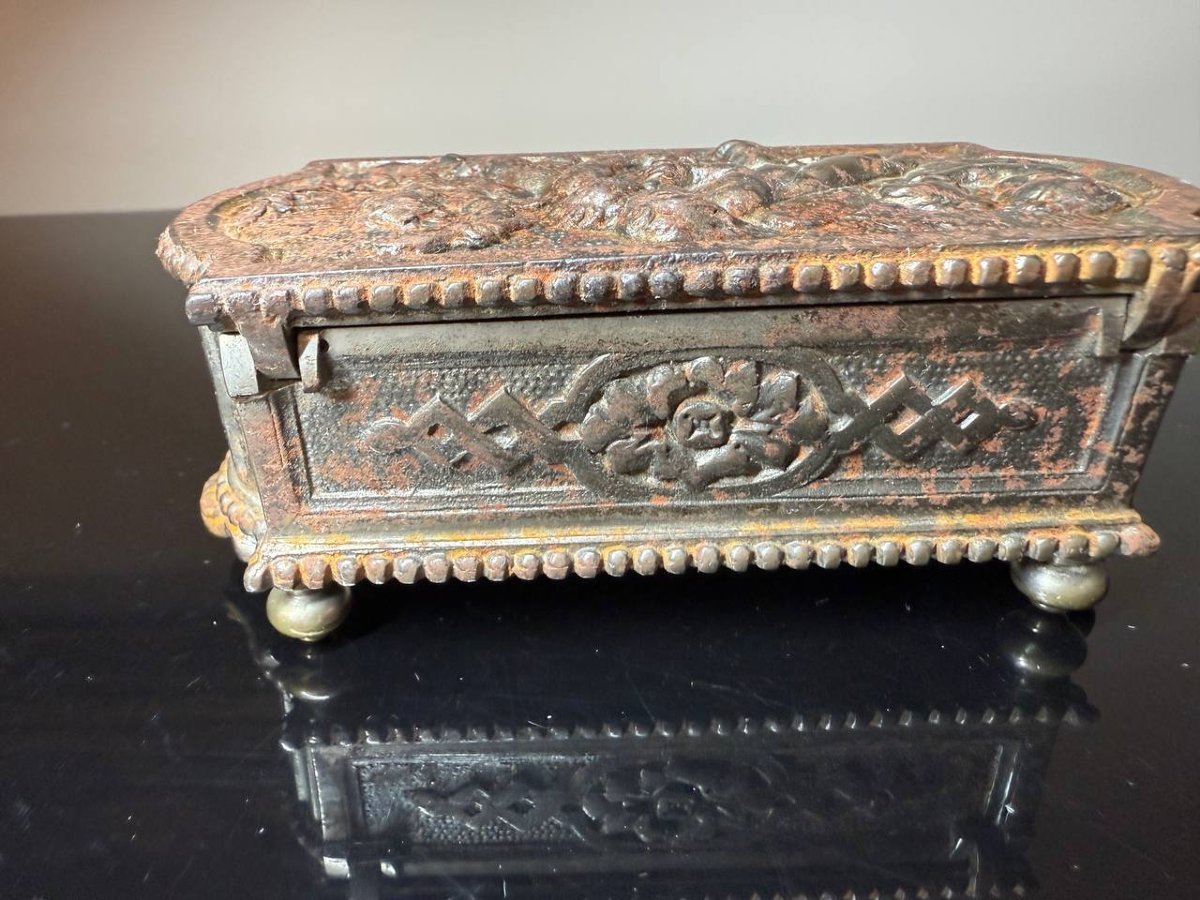 Antique Box Or Small Jewelry Box With Embossed Decoration Of Cherubs.-photo-8