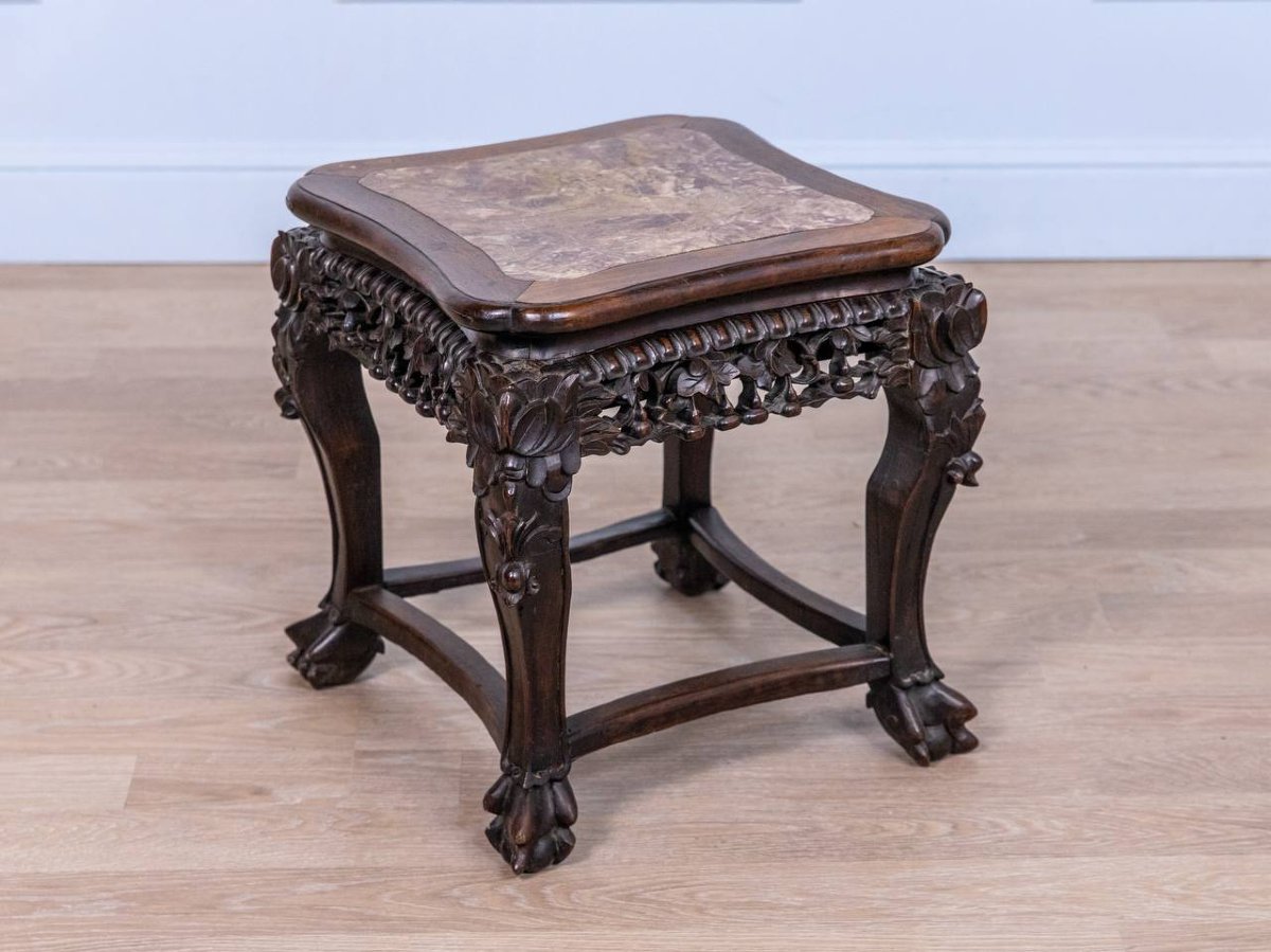 Table d'appoint chinoise en bois sculpté avec plateau en marbre incrusté-photo-3