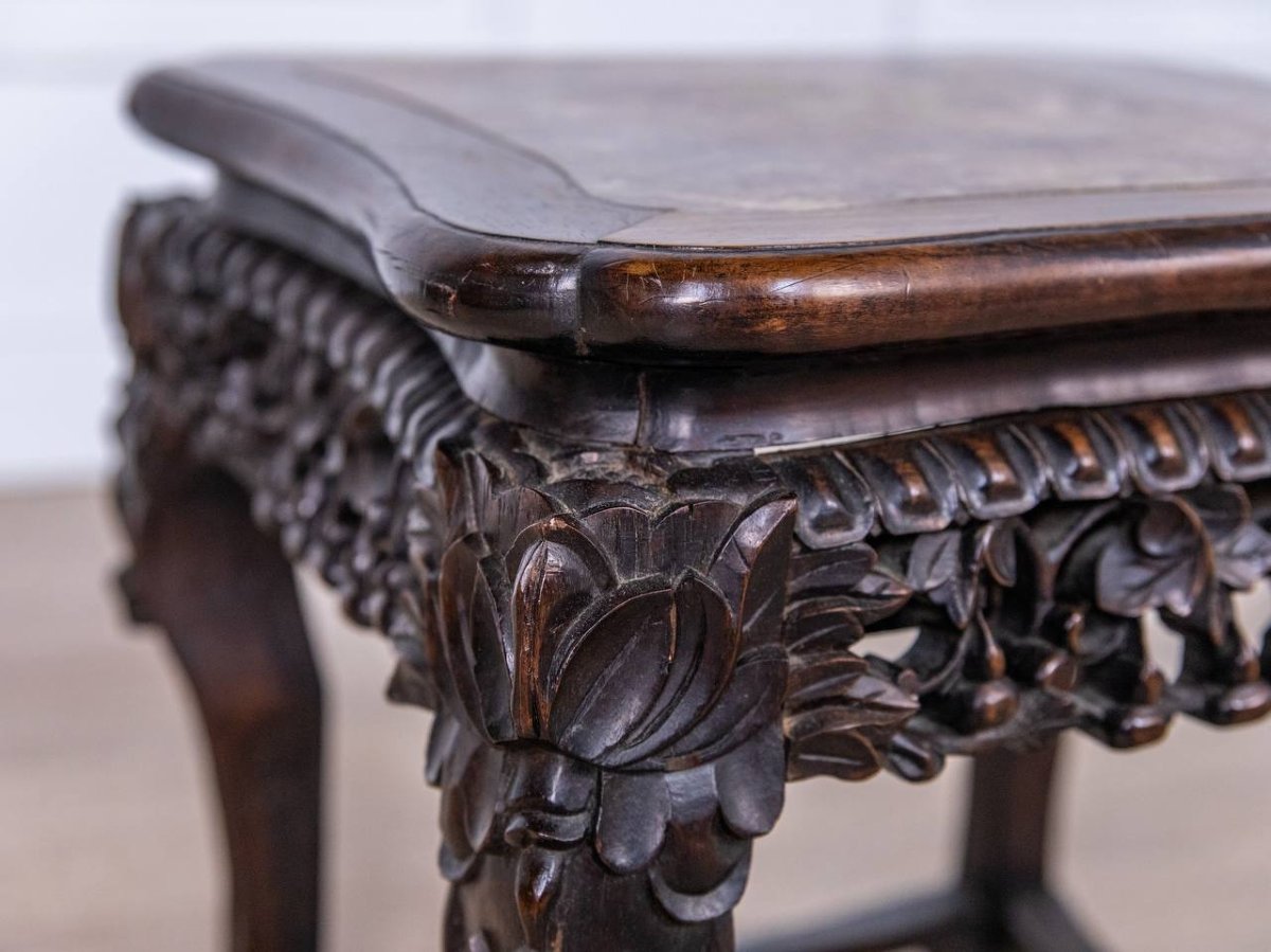 Table d'appoint chinoise en bois sculpté avec plateau en marbre incrusté-photo-4