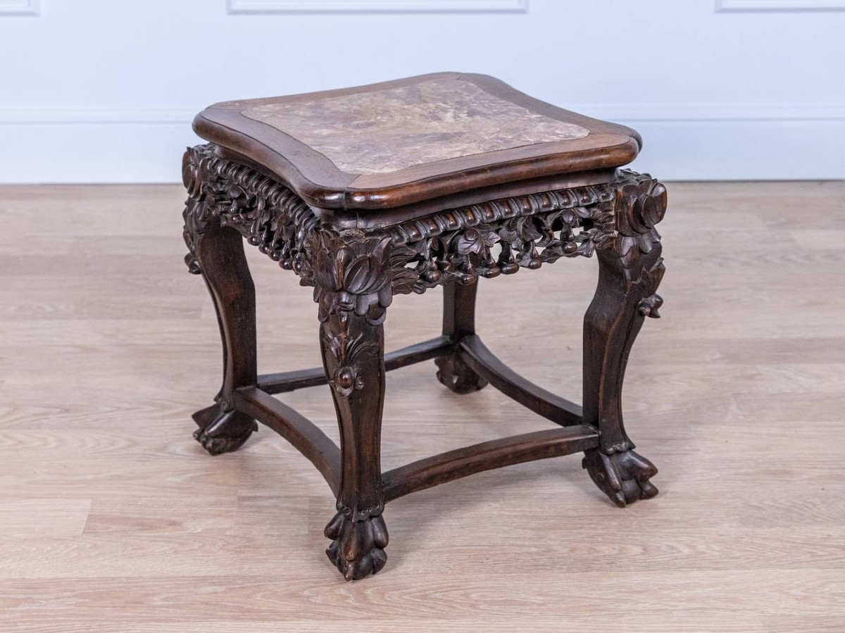 Table d'appoint chinoise en bois sculpté avec plateau en marbre incrusté