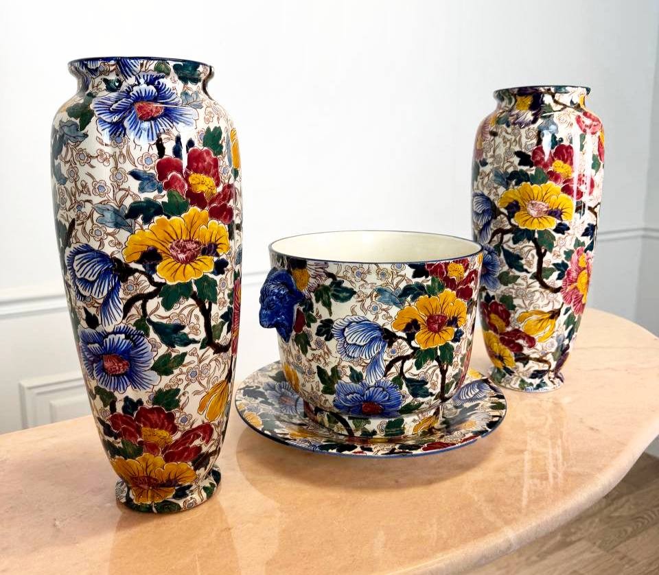 Céramique DE LA MANUFACTURE DE GIEN AU DÉCOR PEINT MAIN AUX PIVOINES.