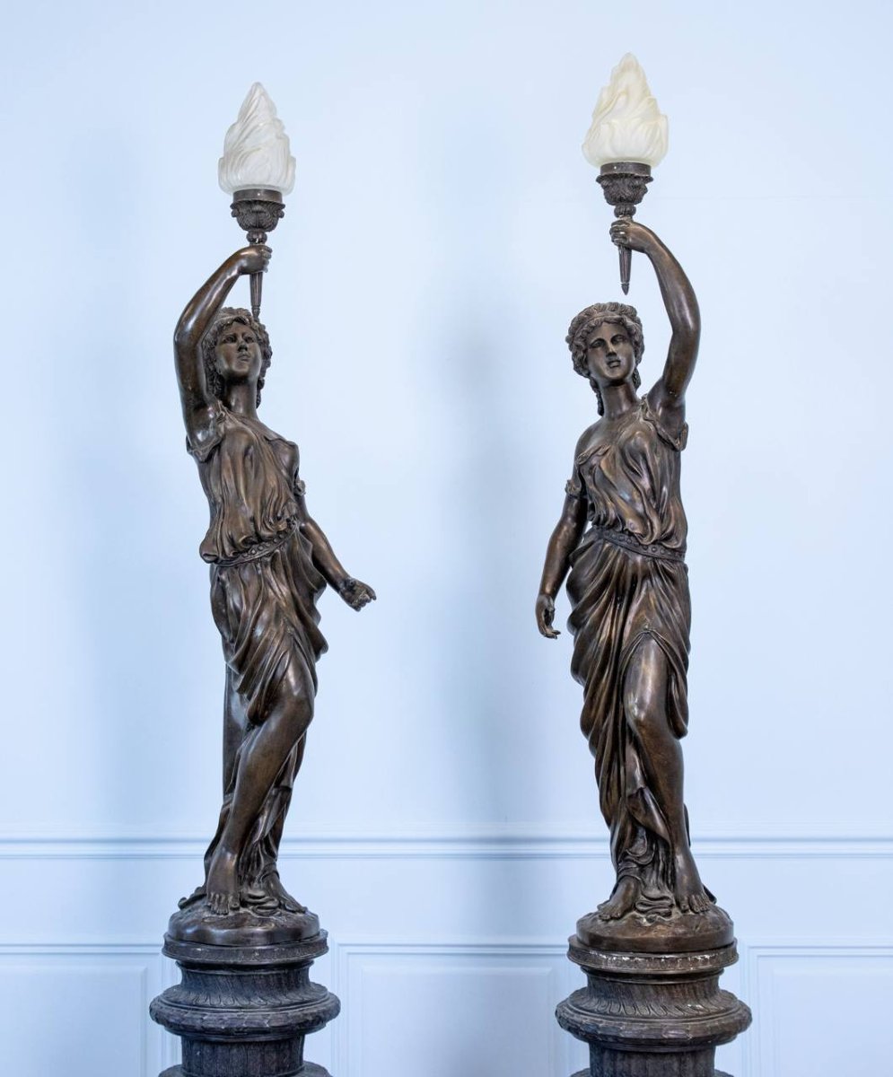 Une importante paire de torchères figuratives monumentales en bronze.-photo-2