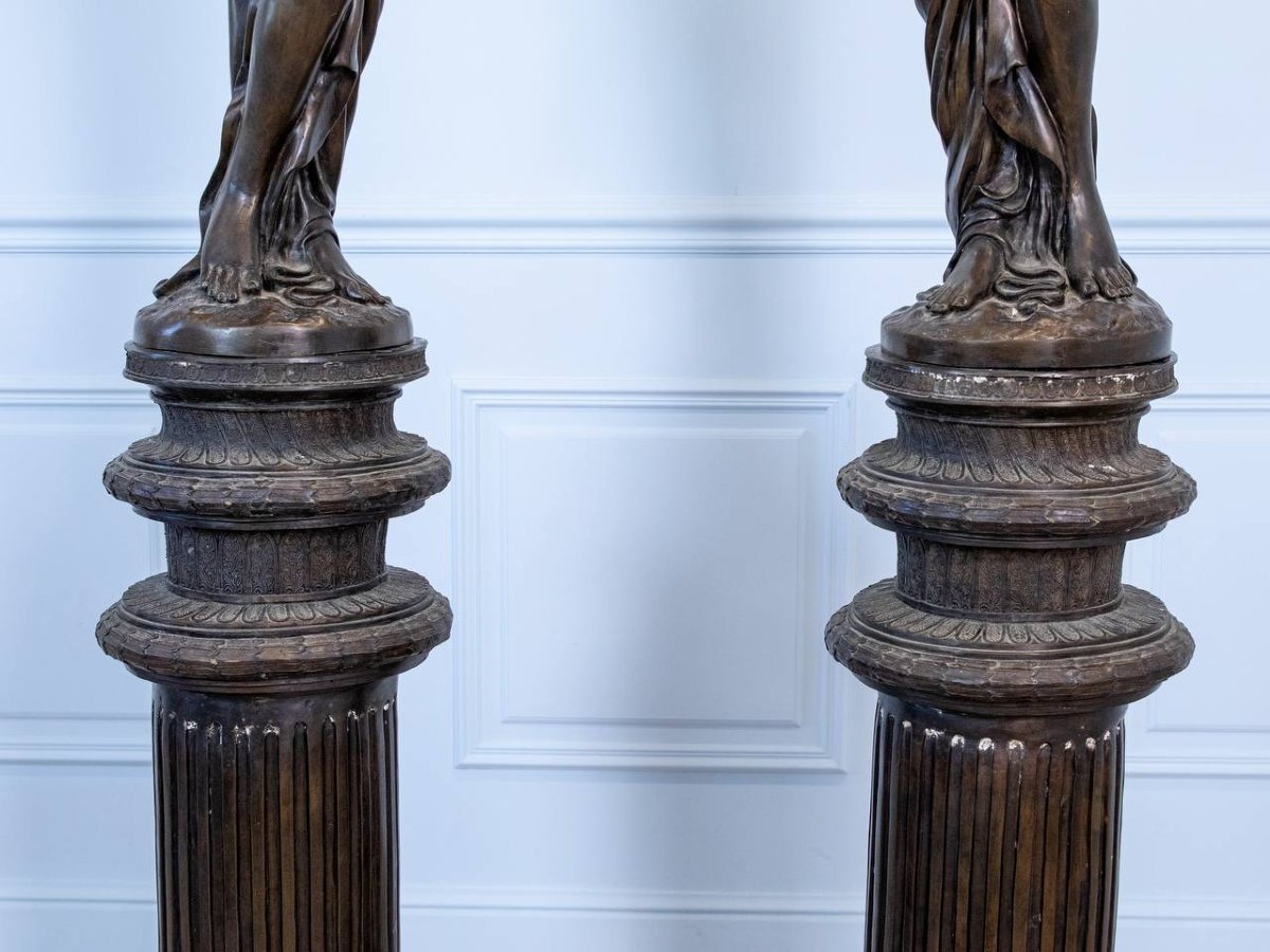Une importante paire de torchères figuratives monumentales en bronze.-photo-3