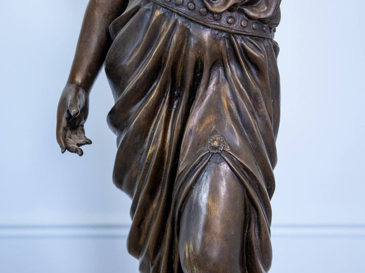 Une importante paire de torchères figuratives monumentales en bronze.-photo-4