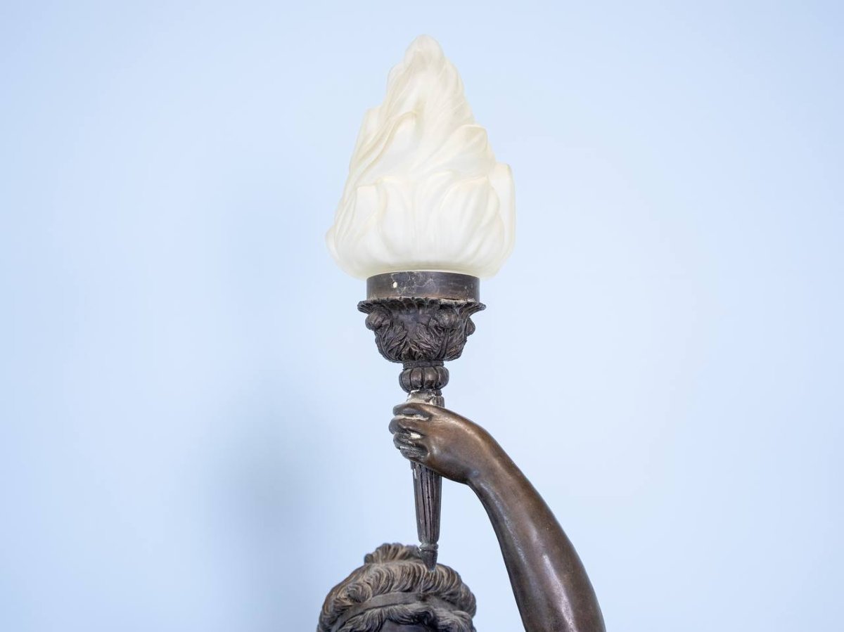Une importante paire de torchères figuratives monumentales en bronze.-photo-1