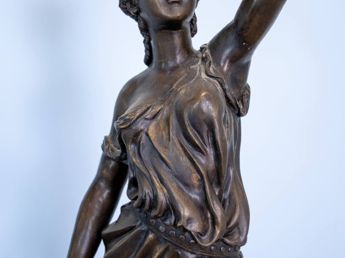 Une importante paire de torchères figuratives monumentales en bronze.-photo-2