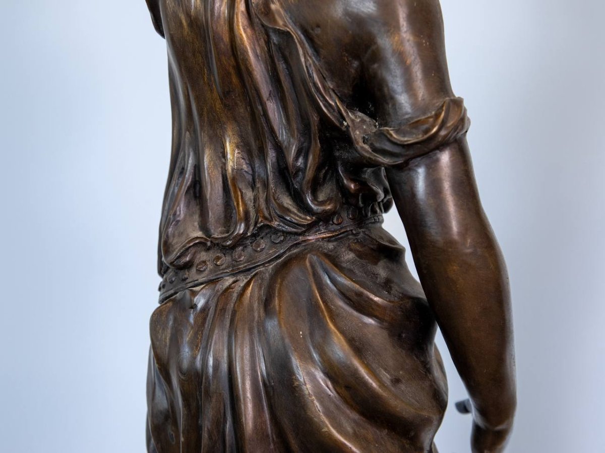Une importante paire de torchères figuratives monumentales en bronze.-photo-5