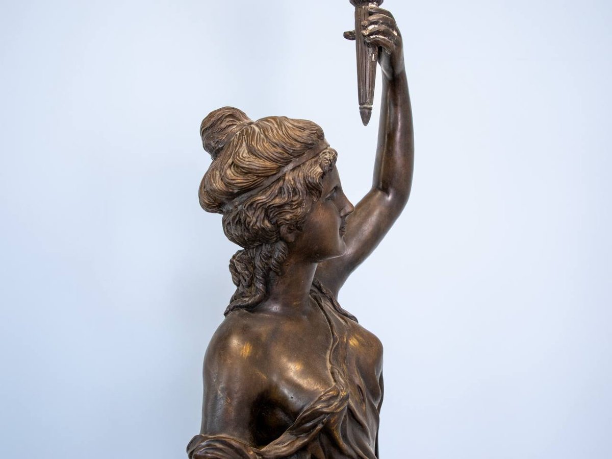Une importante paire de torchères figuratives monumentales en bronze.-photo-7