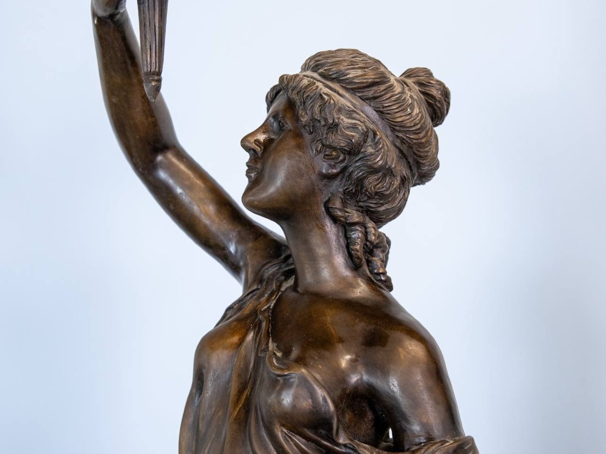 Une importante paire de torchères figuratives monumentales en bronze.-photo-8
