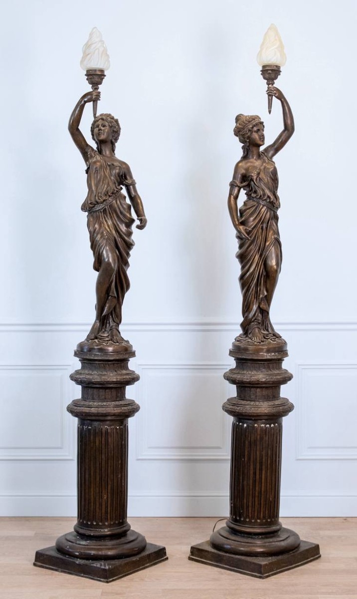 Une importante paire de torchères figuratives monumentales en bronze.