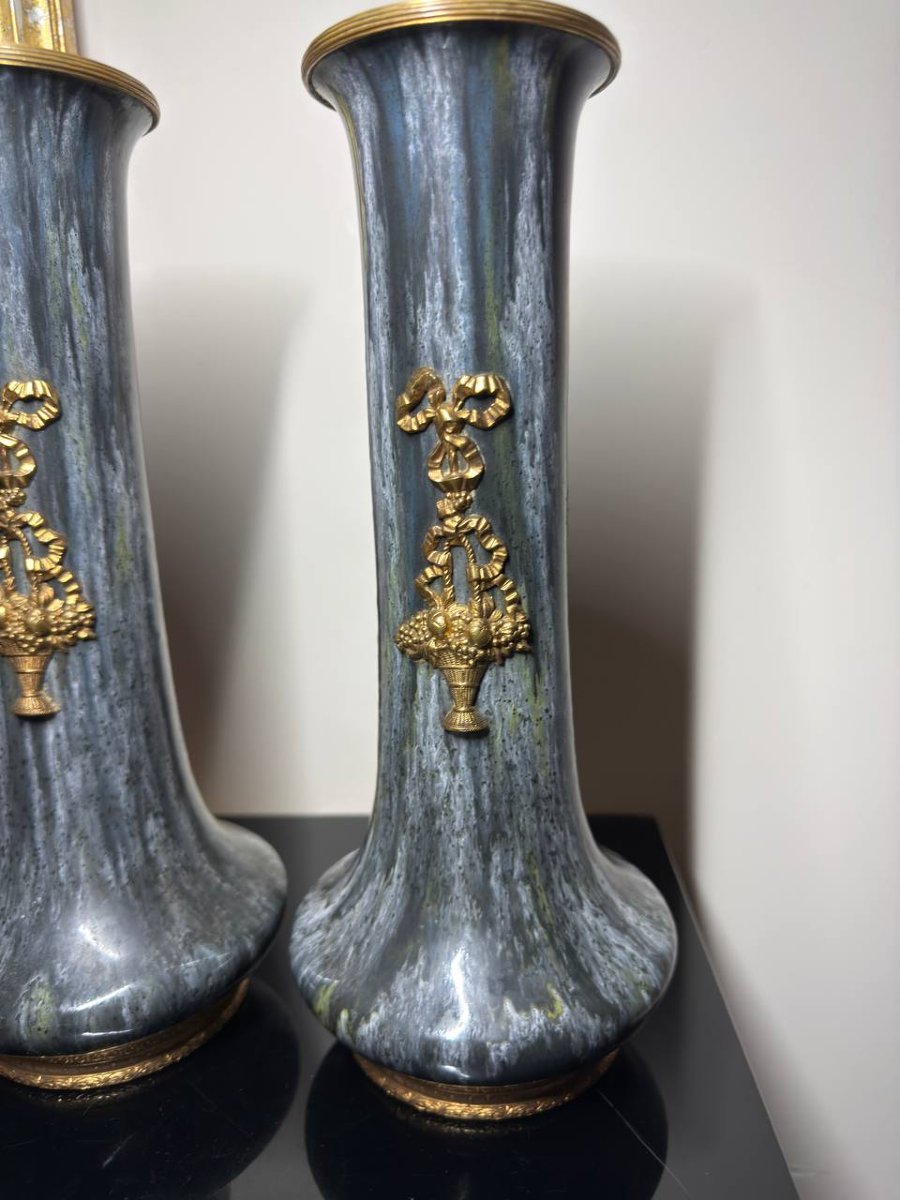 Dans le goût de Sèvres, paire de vases en céramique émaillé-photo-3