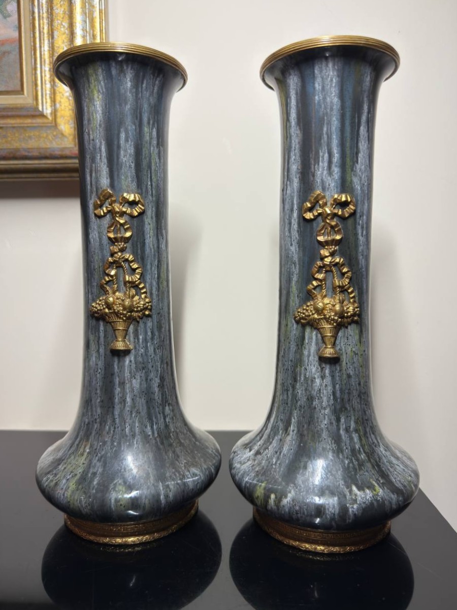 Dans le goût de Sèvres, paire de vases en céramique émaillé