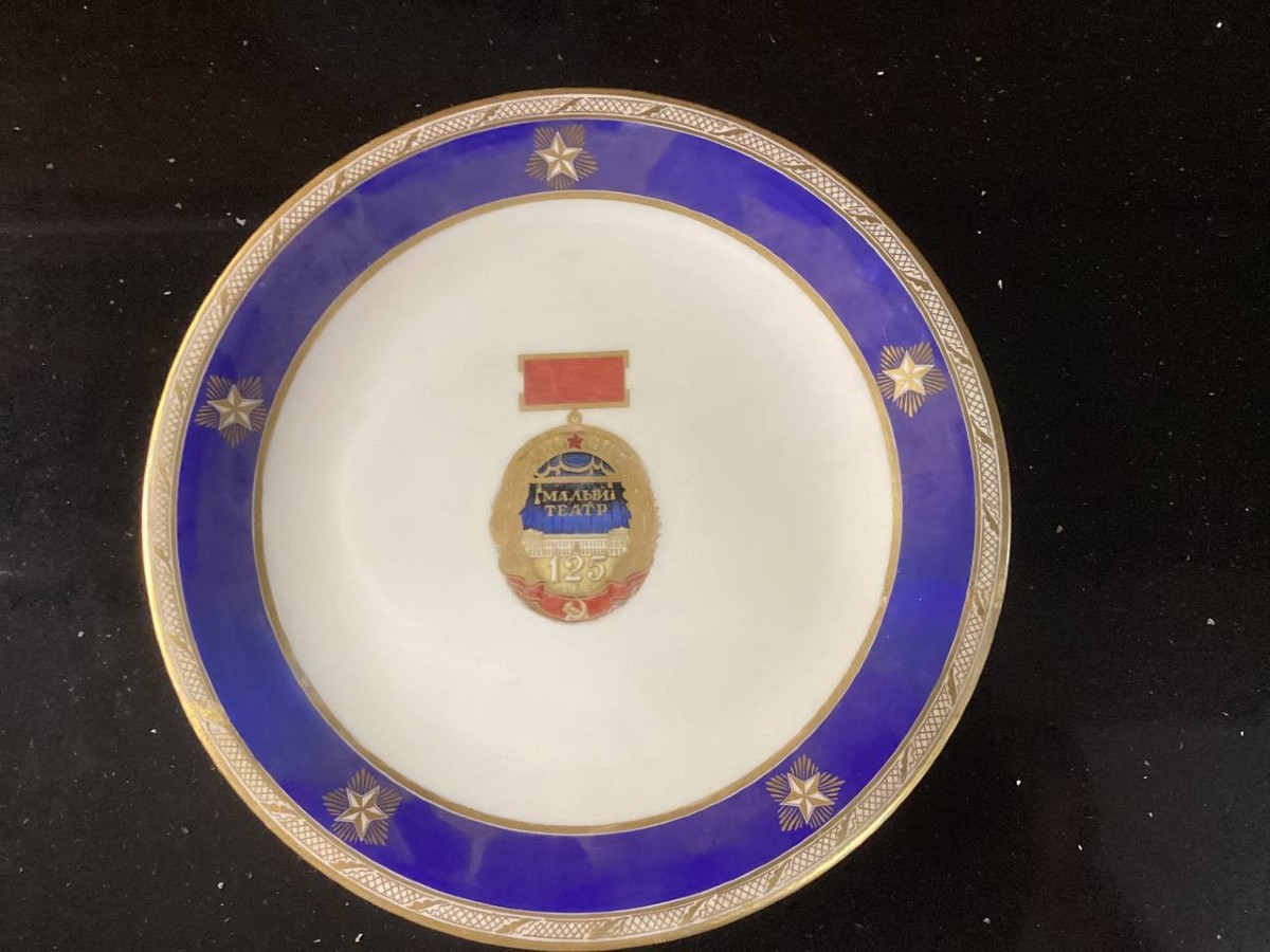 Assiette, porcelaine de Meissen commémorant le 125e anniversaire du Théâtre Maly.