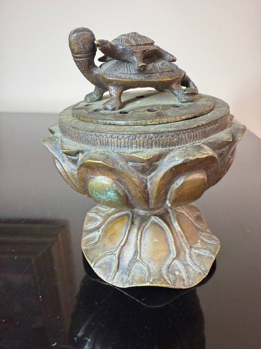 Un Koro , brûleur d'encens japonais En Bronze en forme de Lotus et tortues