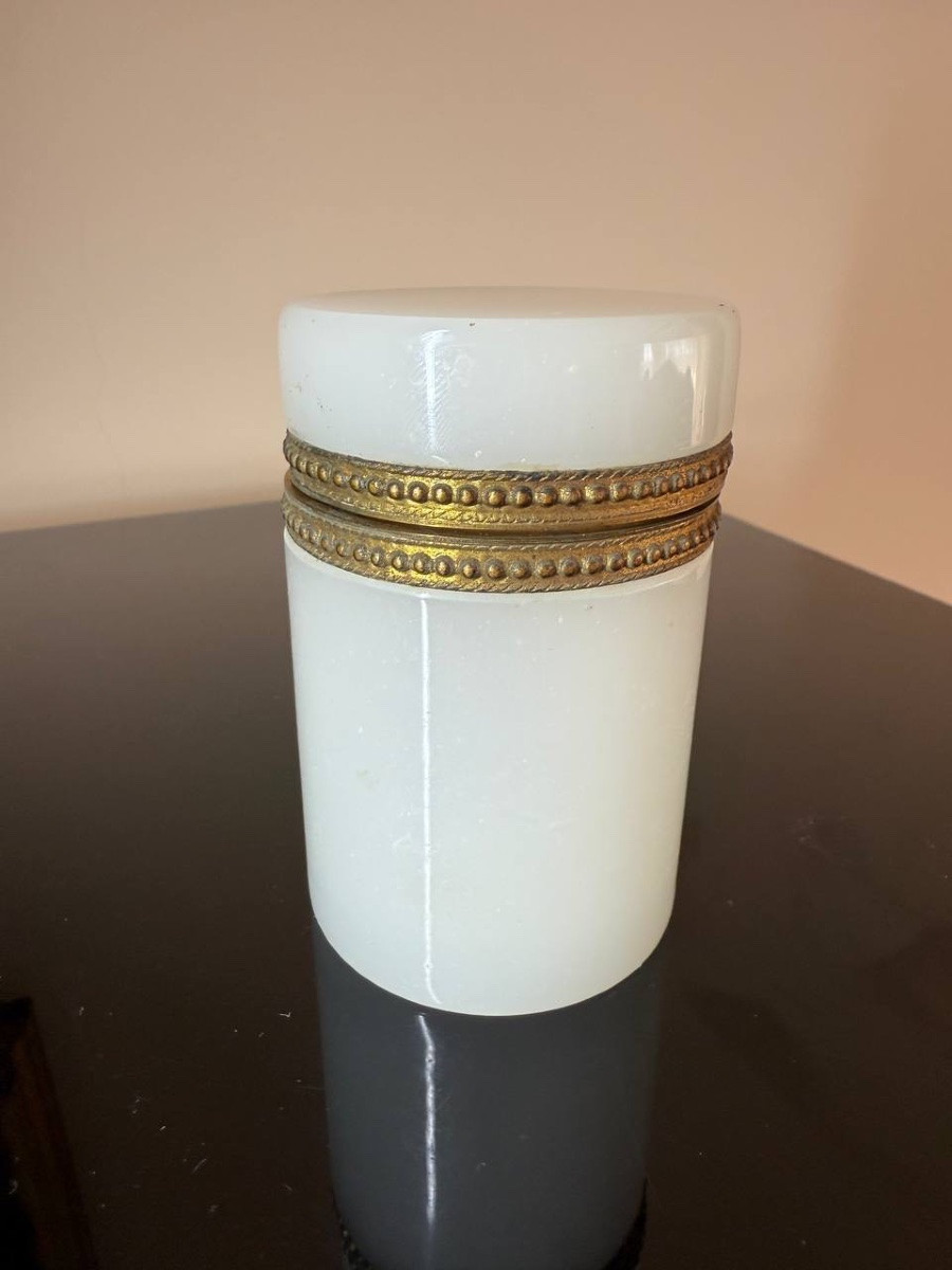 BOÎTE cylindrique en opaline blanche, cerclée-photo-2