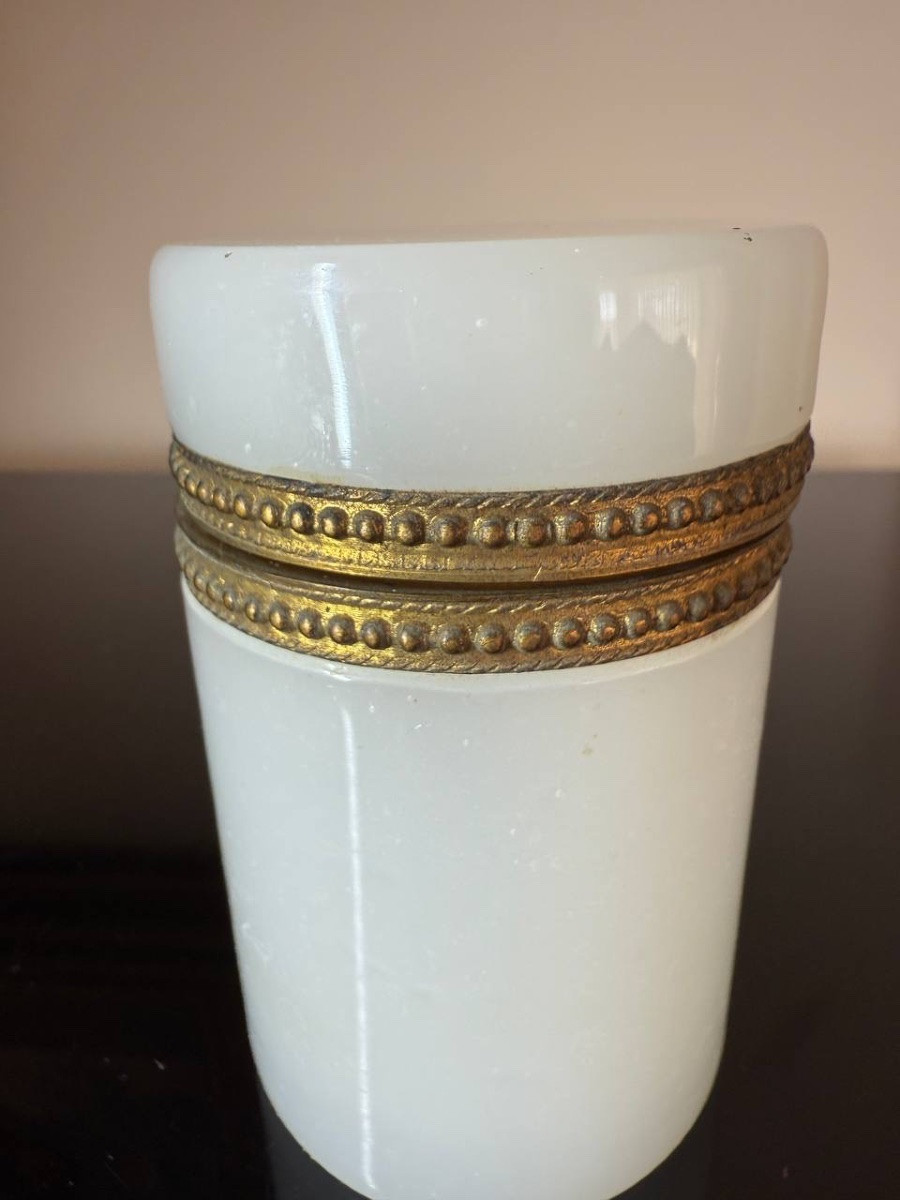 BOÎTE cylindrique en opaline blanche, cerclée-photo-3