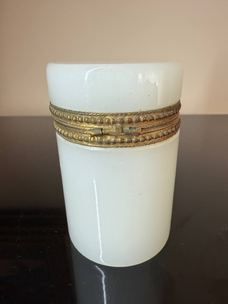BOÎTE cylindrique en opaline blanche, cerclée-photo-2