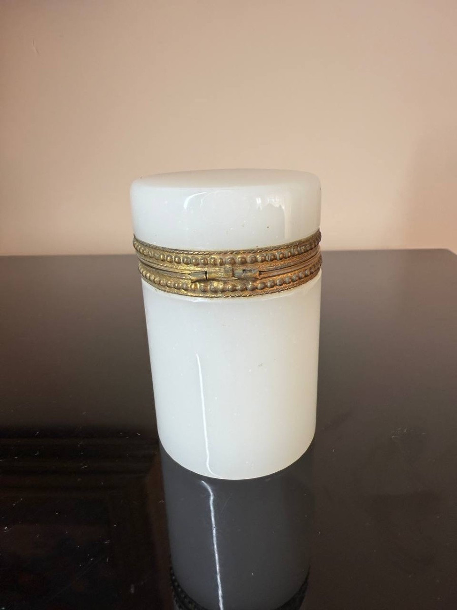 BOÎTE cylindrique en opaline blanche, cerclée-photo-4