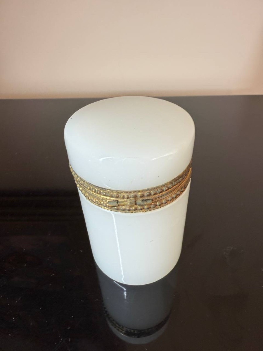 BOÎTE cylindrique en opaline blanche, cerclée-photo-5