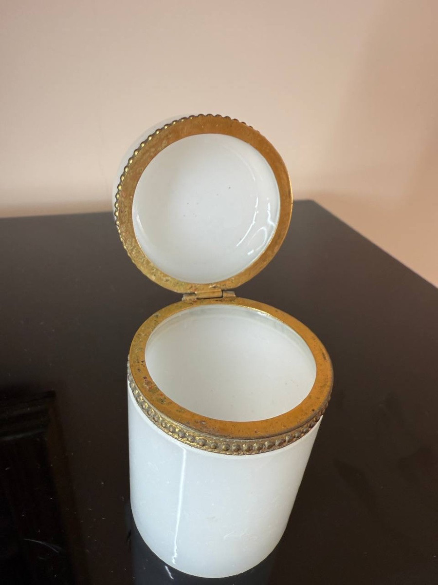 BOÎTE cylindrique en opaline blanche, cerclée-photo-7