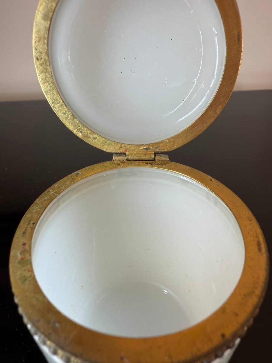 BOÎTE cylindrique en opaline blanche, cerclée-photo-8
