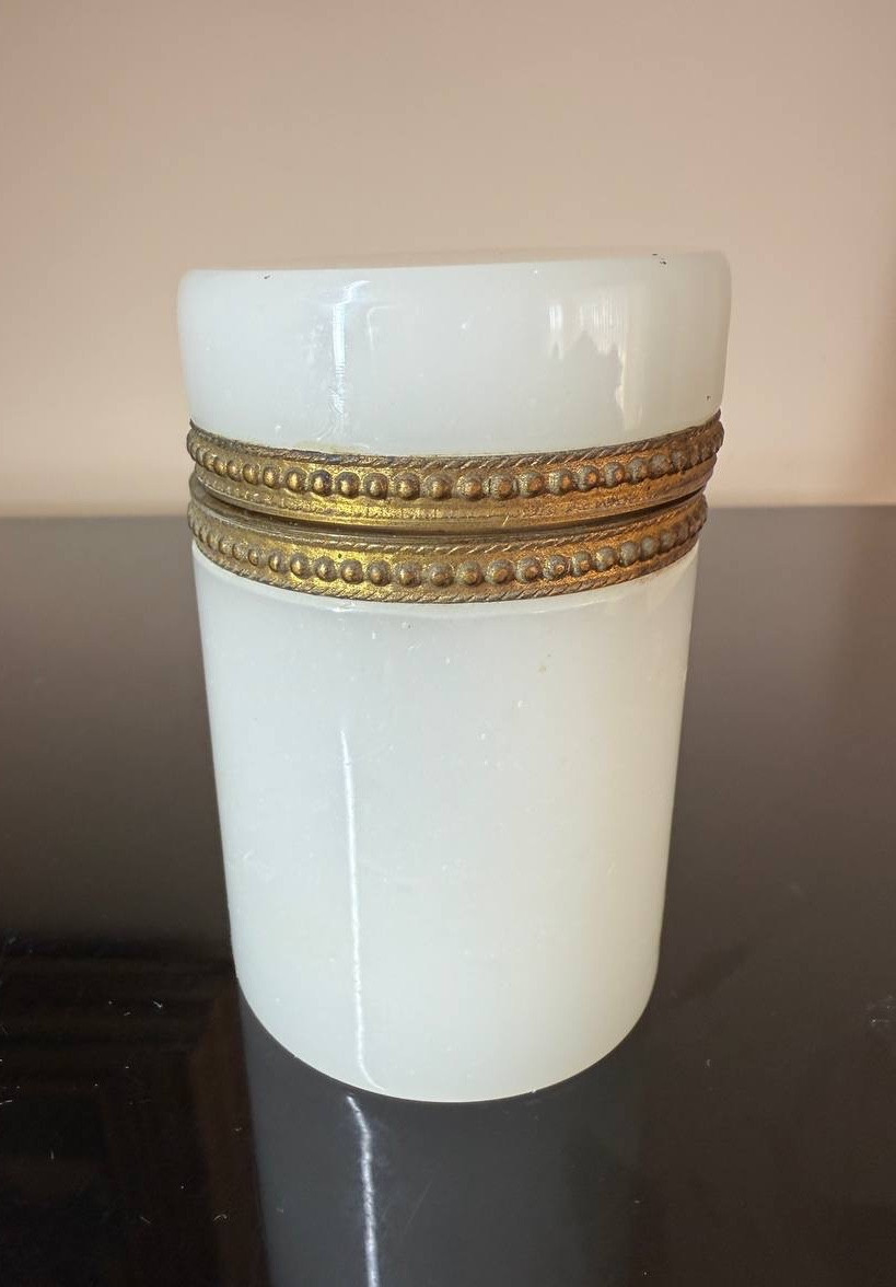 BOÎTE cylindrique en opaline blanche, cerclée