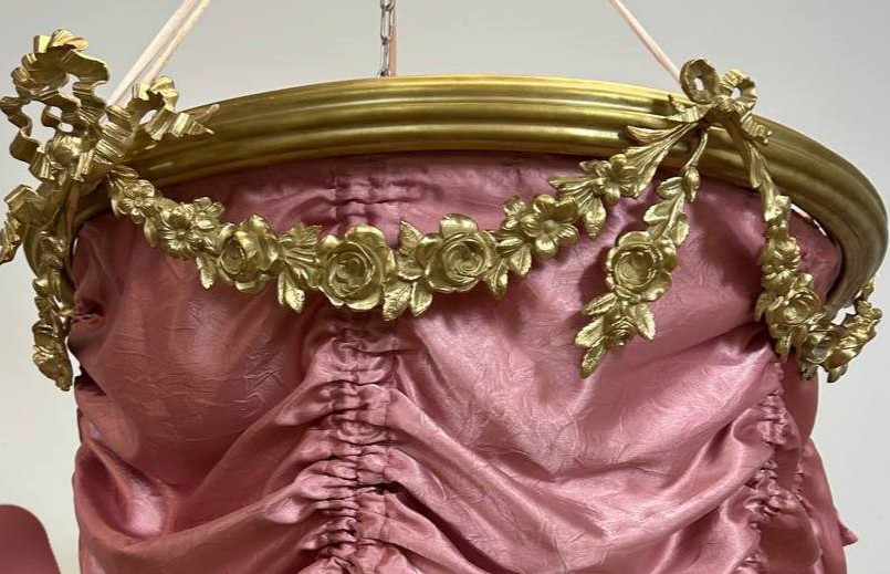 Ciel de lit à la polonaise , guirlandes de fleurs , bronze style Louis XVI, BALDAQUIN ou Canton