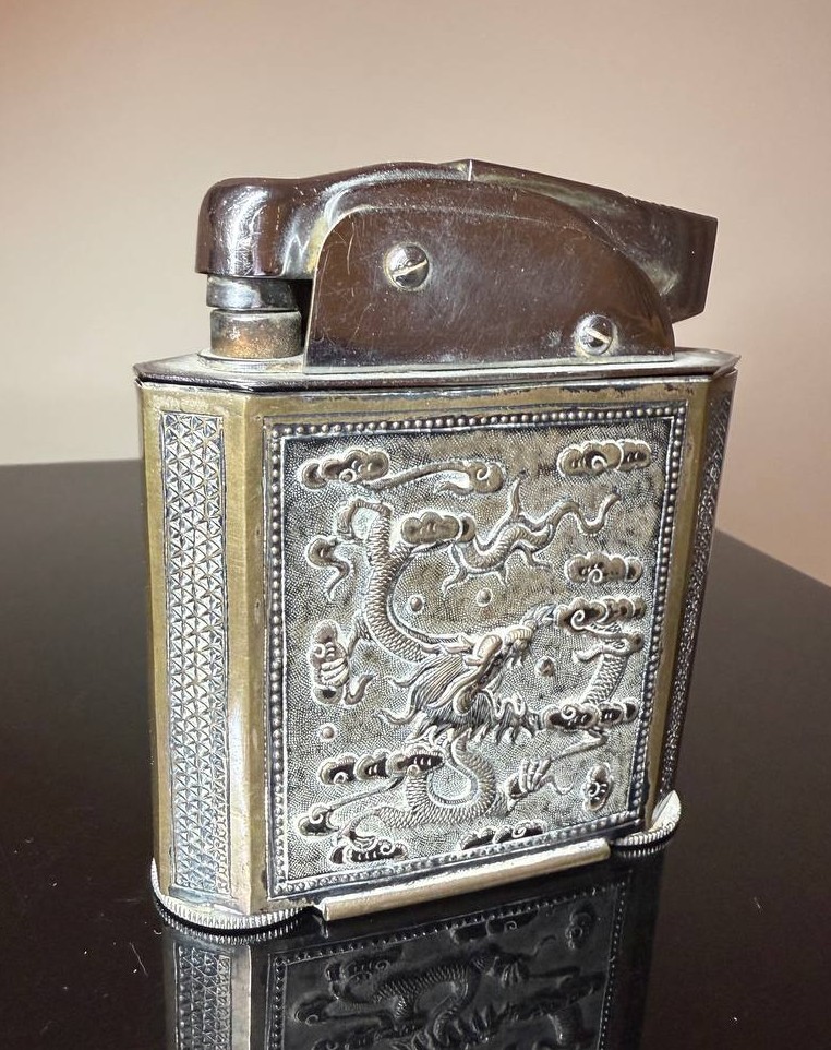 Briquet, Gainage en plaque en argent MOTIF DRAGON, INDOCHINE, Chine .