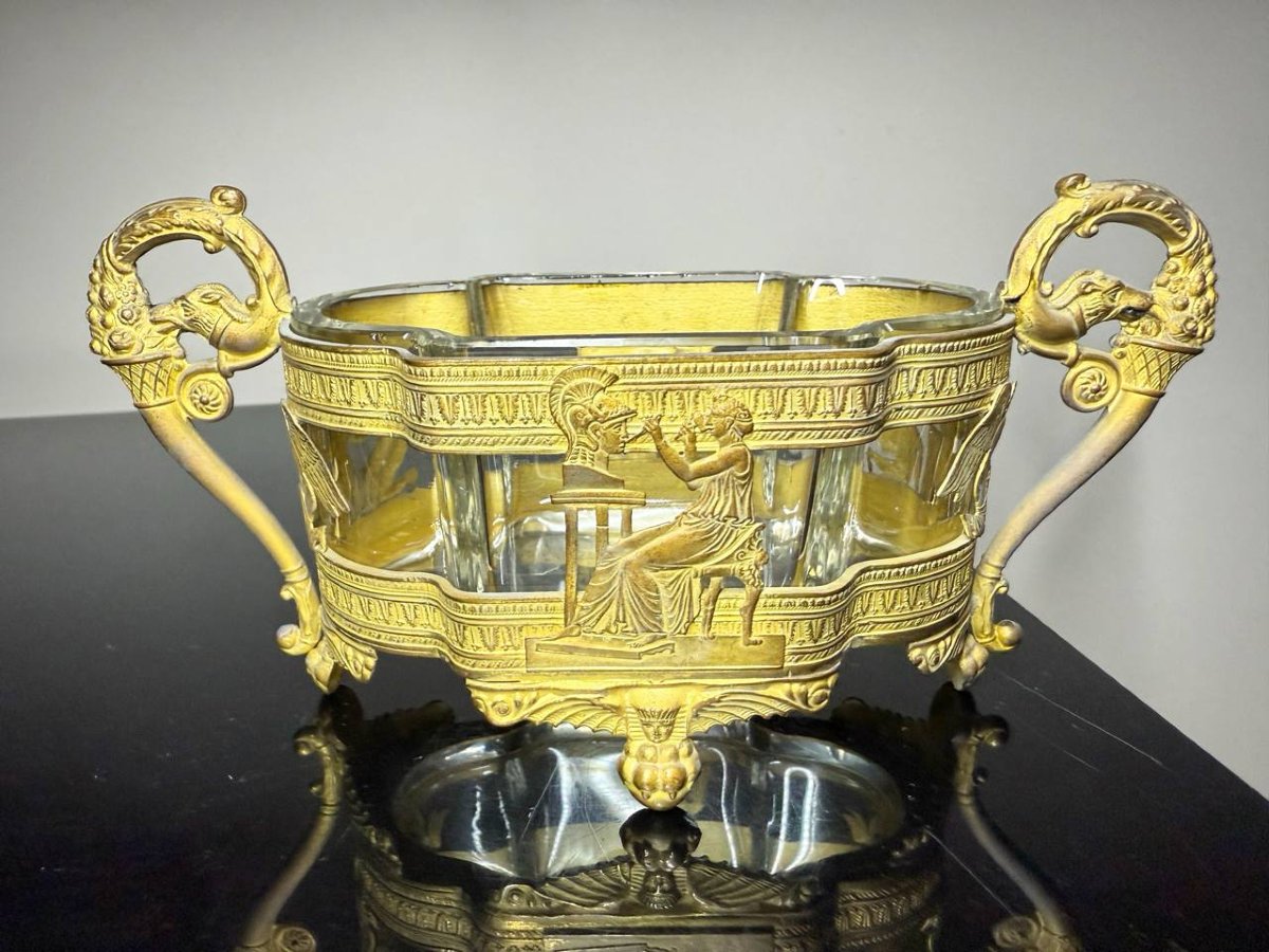 Small Cup Or Centre De Table , Jardiniere En Cristal Et Bronze De Style Empire .