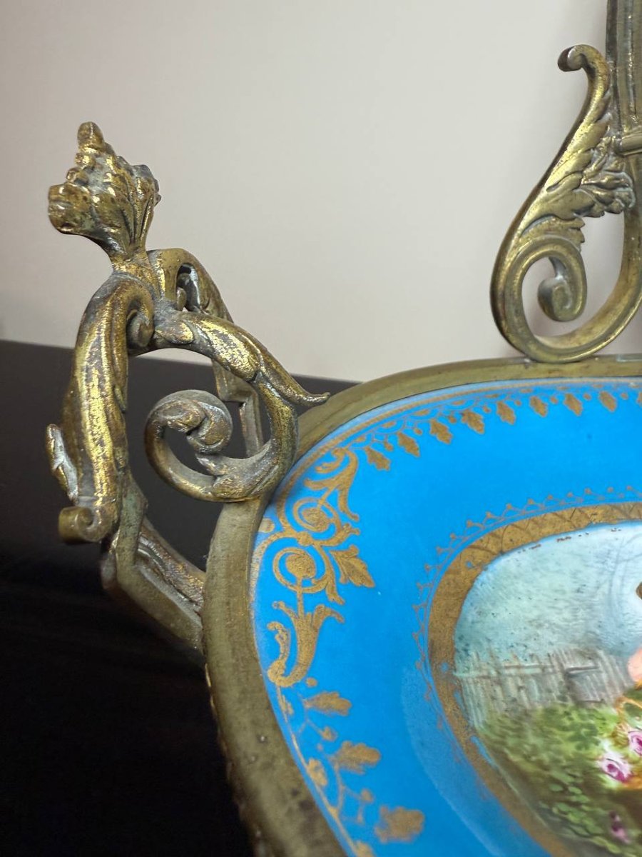COUPE EN PORCELAINE SIGNÉE SÈVRES MONTÉE SUR BRONZE À DÉCOR DE SCÈNE ROMANTIQUE-photo-7
