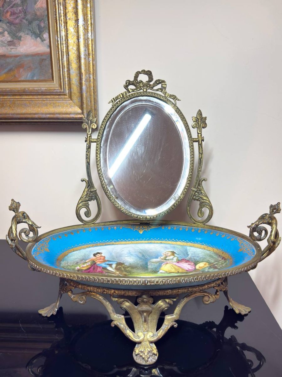 COUPE EN PORCELAINE SIGNÉE SÈVRES MONTÉE SUR BRONZE À DÉCOR DE SCÈNE ROMANTIQUE