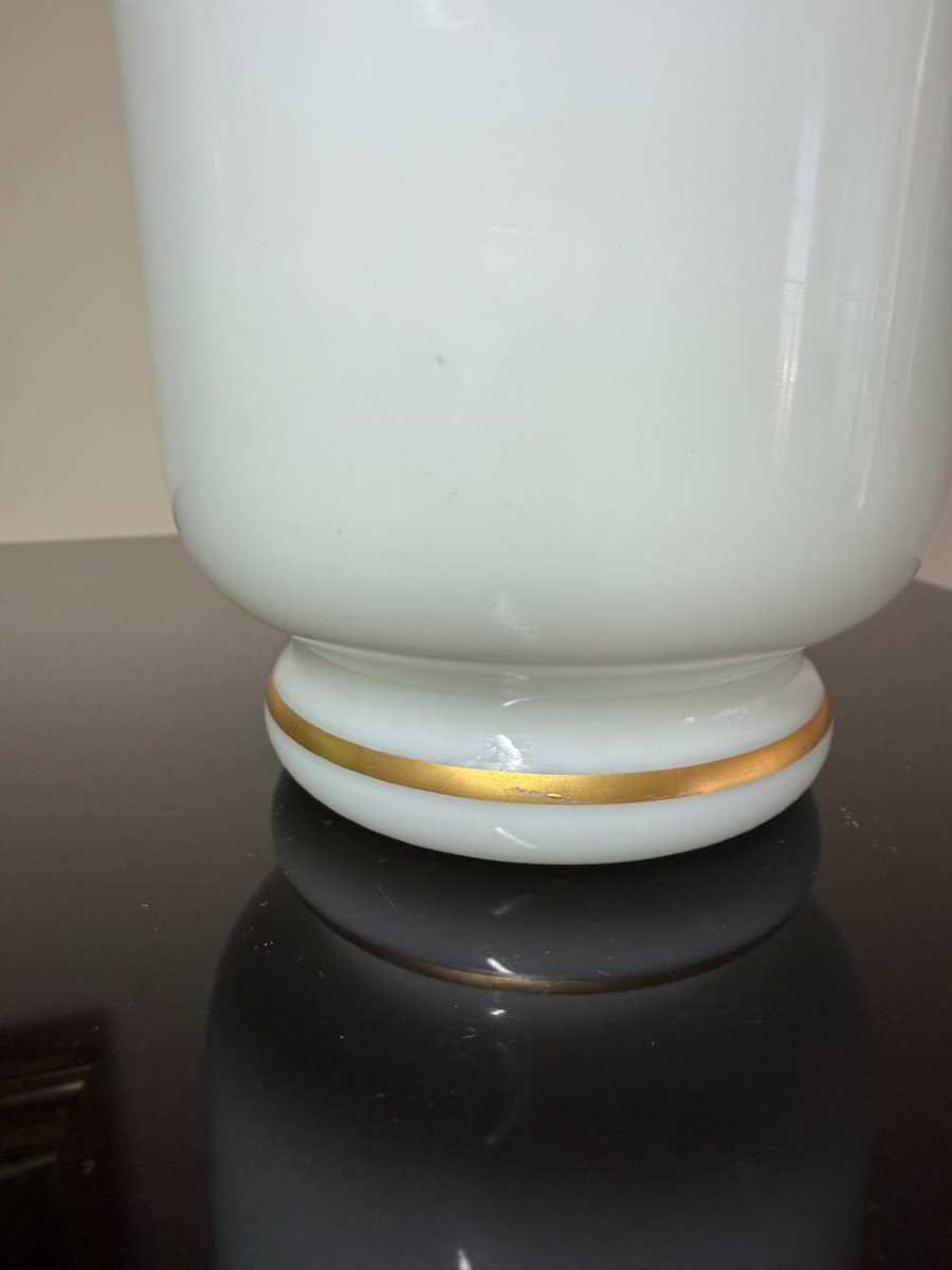 Vase en opaline de couleur blanche à décor de filets dorés.-photo-2