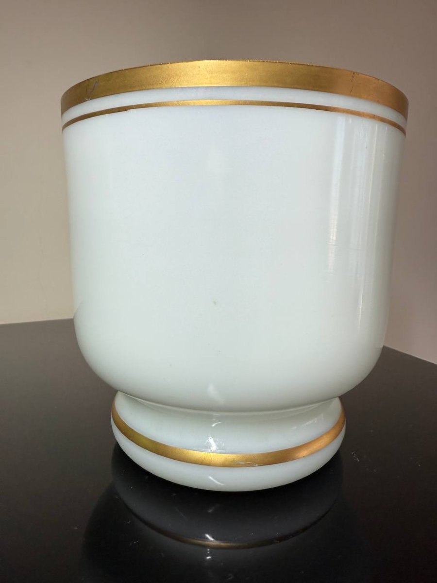 Vase en opaline de couleur blanche à décor de filets dorés.-photo-2