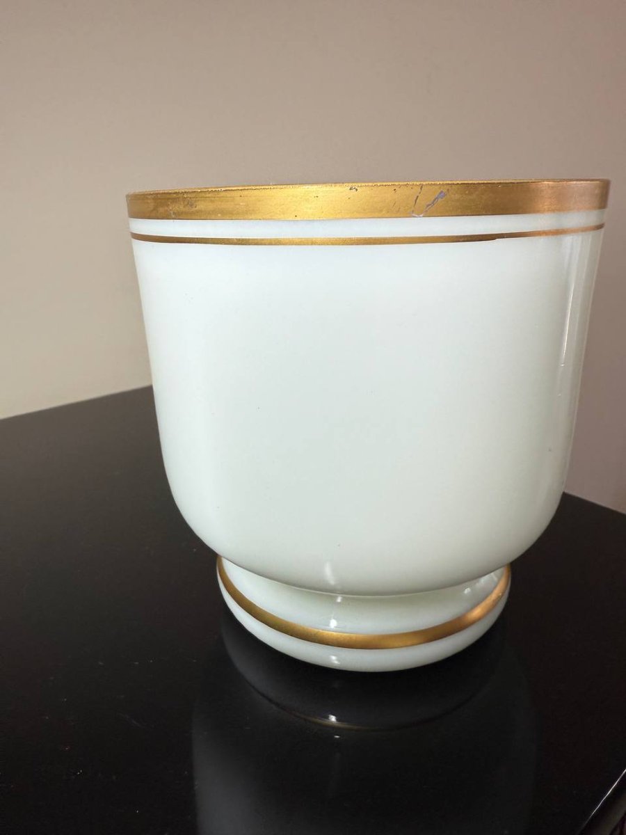 Vase en opaline de couleur blanche à décor de filets dorés.-photo-3