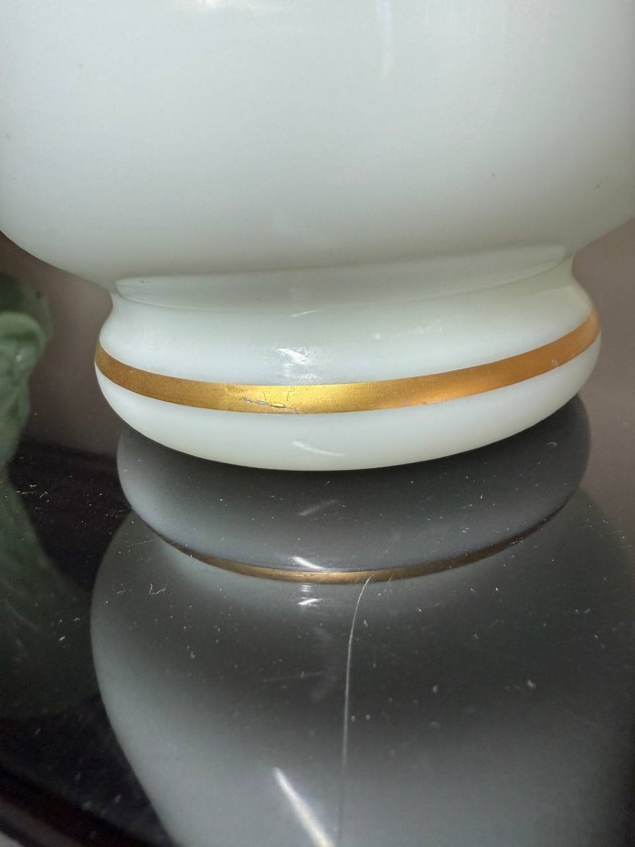 Vase en opaline de couleur blanche à décor de filets dorés.-photo-6