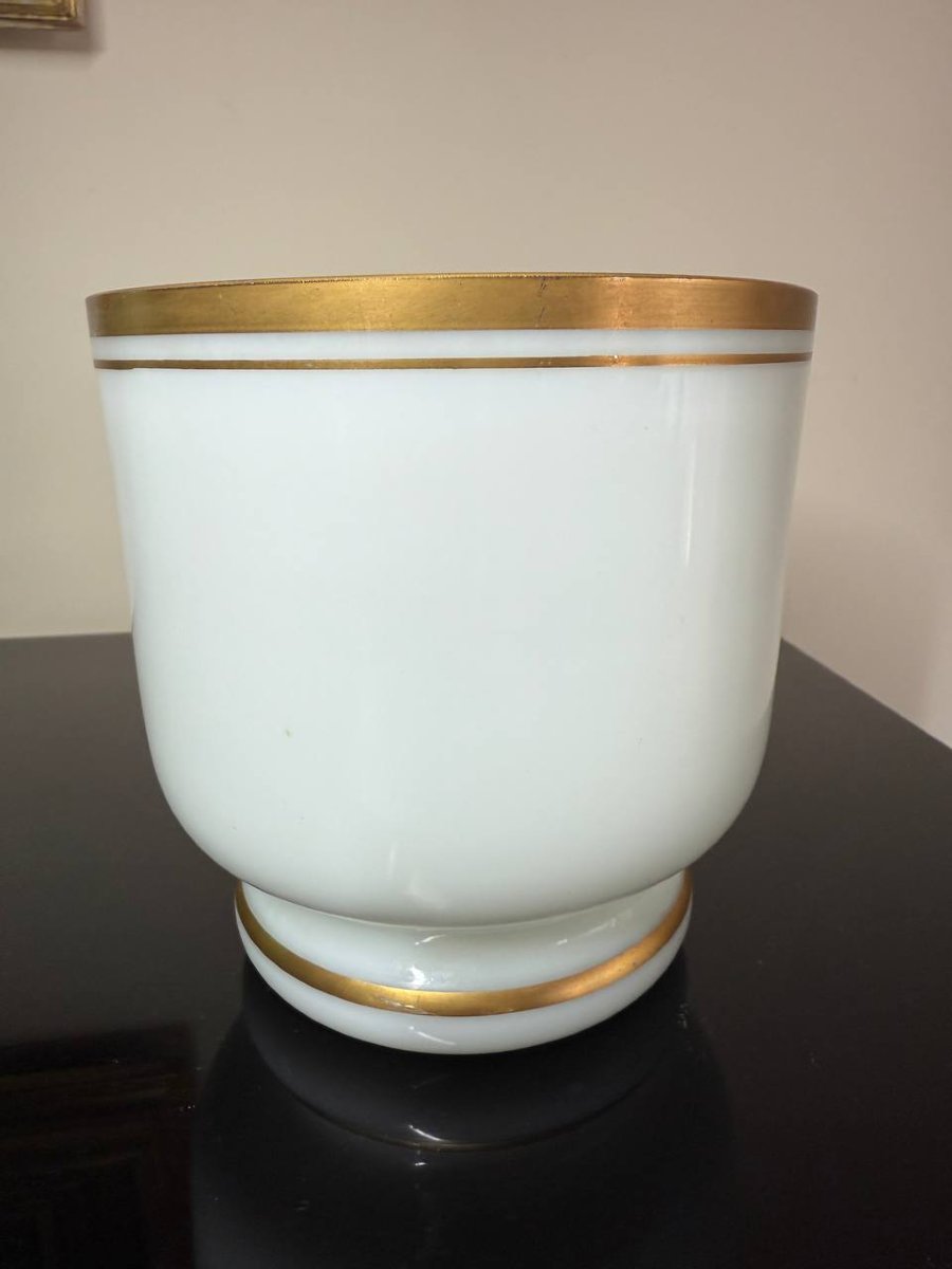 Vase en opaline de couleur blanche à décor de filets dorés.