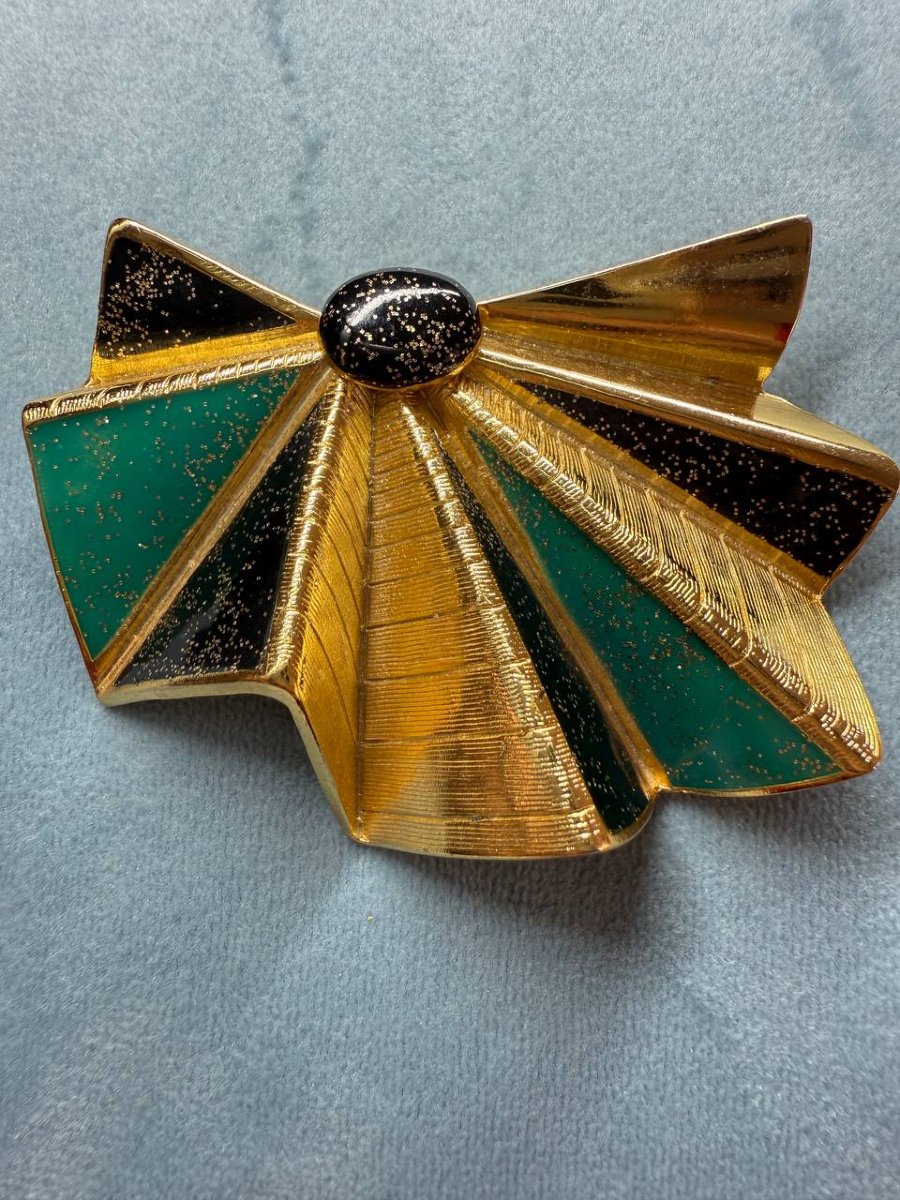 La maison Emanuel Ungaro, broche éventail