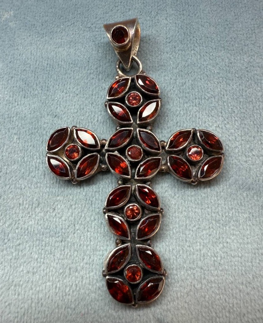 Croix en argent sertie de grenat