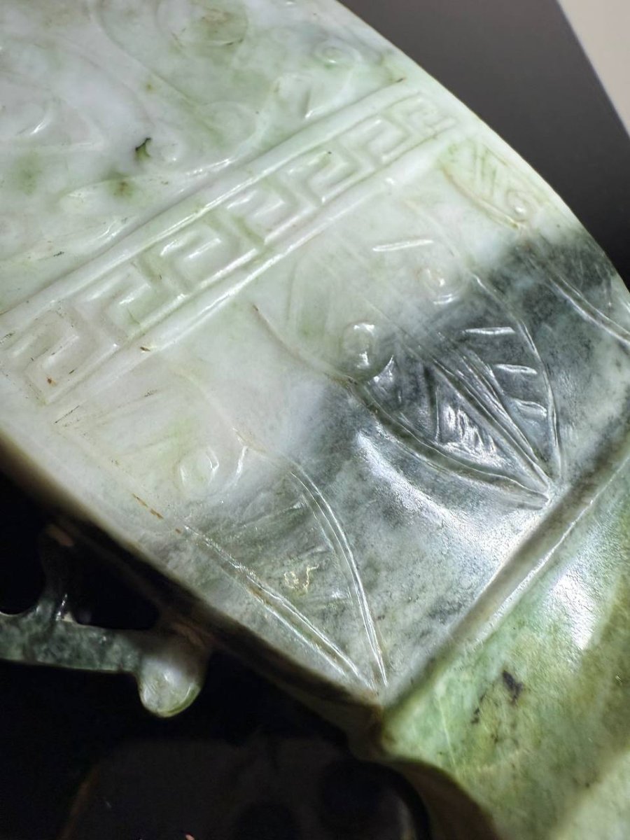 Vase en jade , orné de chilongs et de taotie, Chine-photo-1
