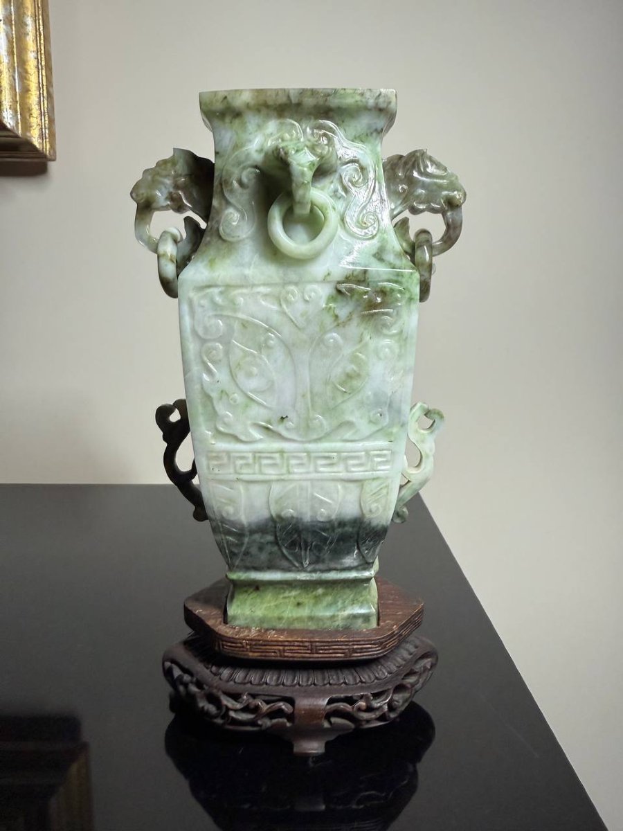 Vase en jade , orné de chilongs et de taotie, Chine