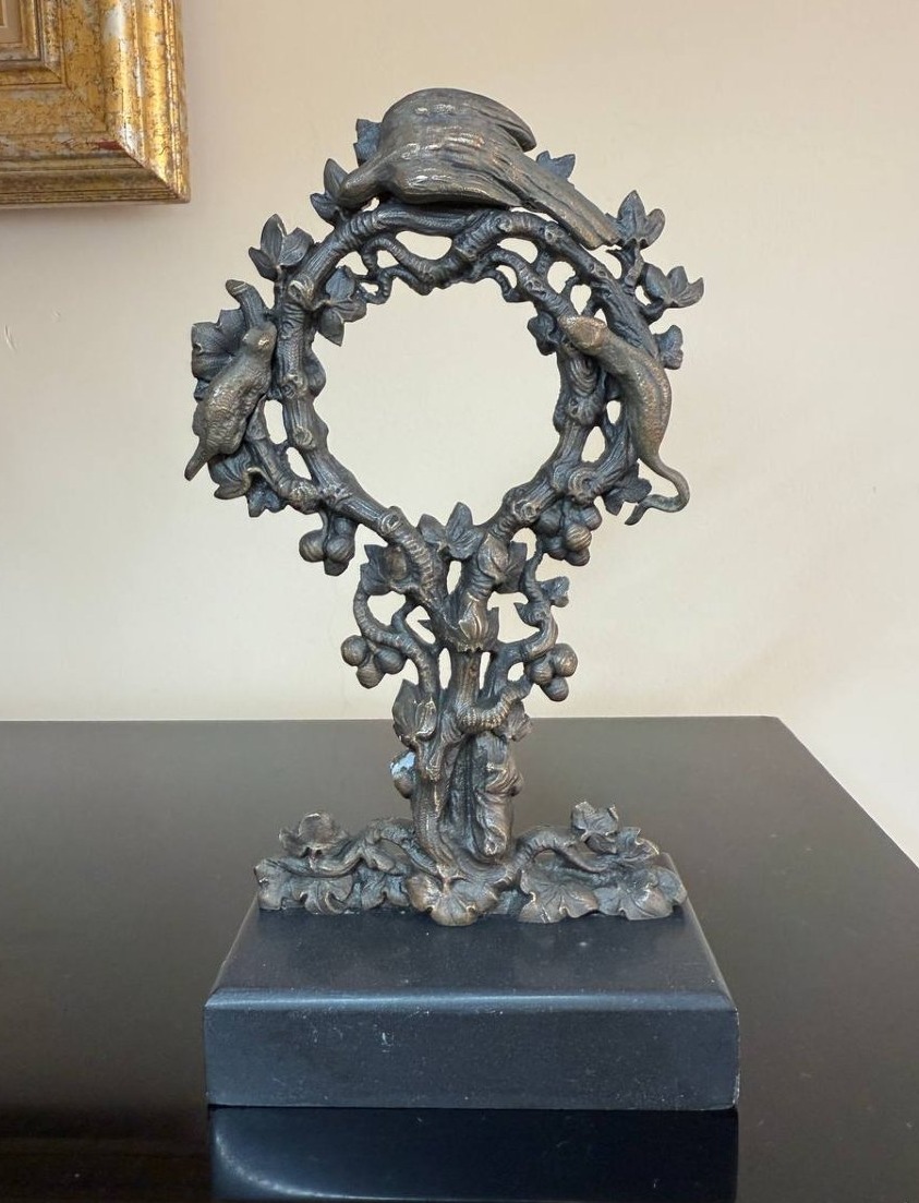 PORTE-MONTRE EN BRONZE À DÉCOR DE VIGNE ET D'ANIMAUX