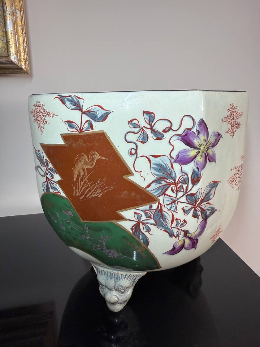 Cache-pot chinoisant ancien en faïence à décor des fleurs