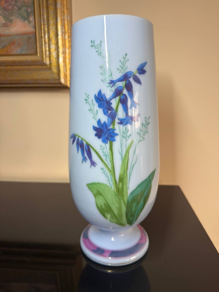 Vase en opaline ,  décor floral