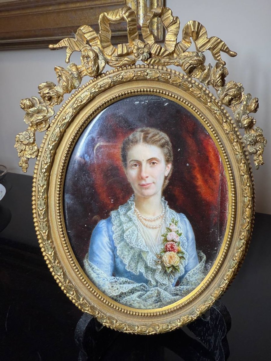 Miniature « élégante Dame » présentée dans un remarquable cadre de style Louis XVI.