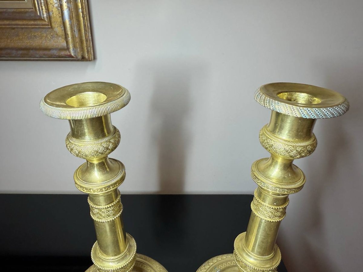 Candlesticks In Chiseled Guilloché Bronze, In The Empire Style The Restoration/charles X Period-photo-4