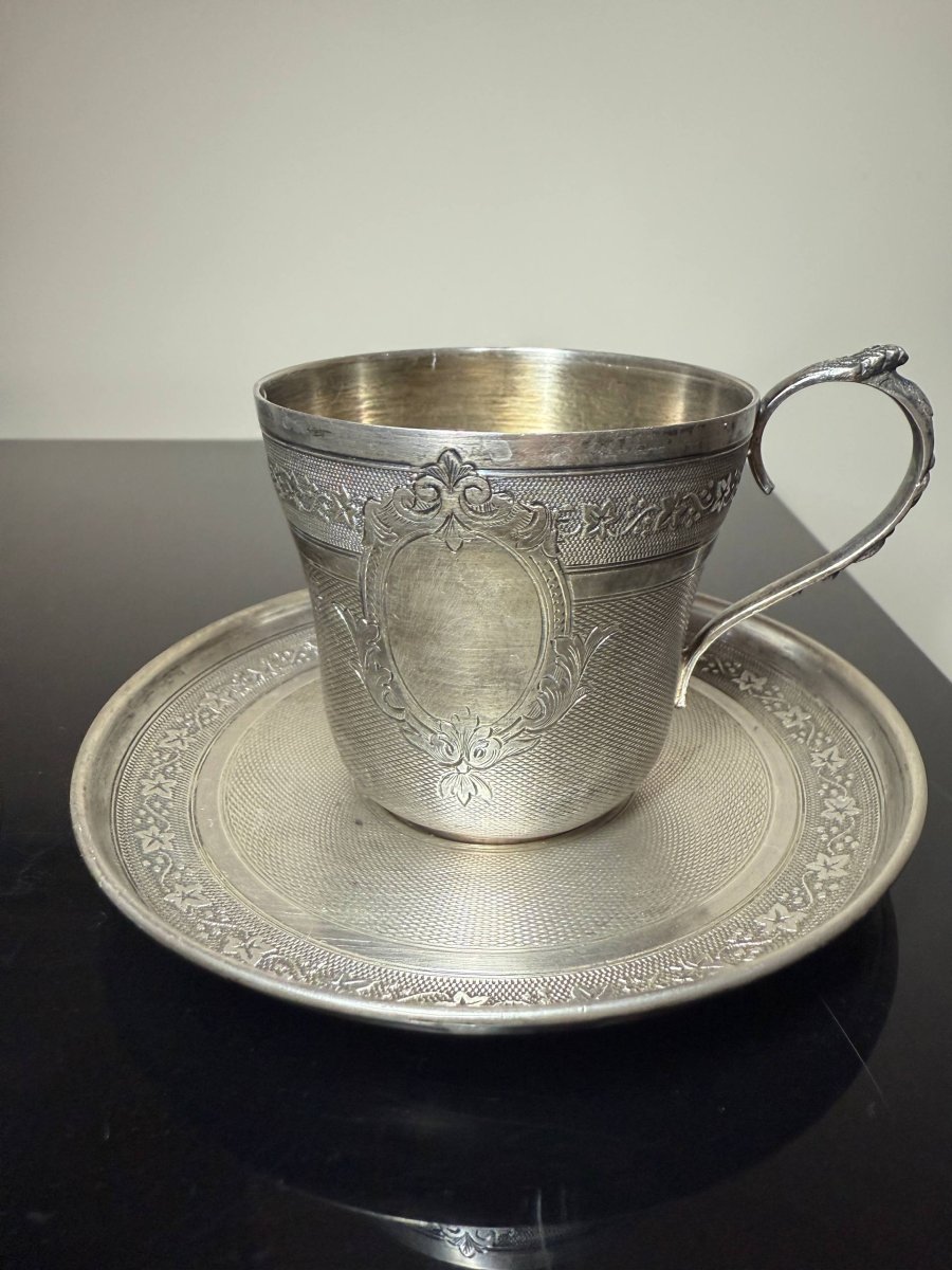 TASSE ET SOUS TASSE EN ARGENT À DÉCOR GUILLOCHÉ EN ARGENT MASSIF