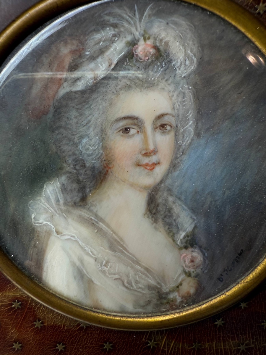 Portraits en miniature, élégantes dames de la haute société ou l’aristocratie .-photo-1