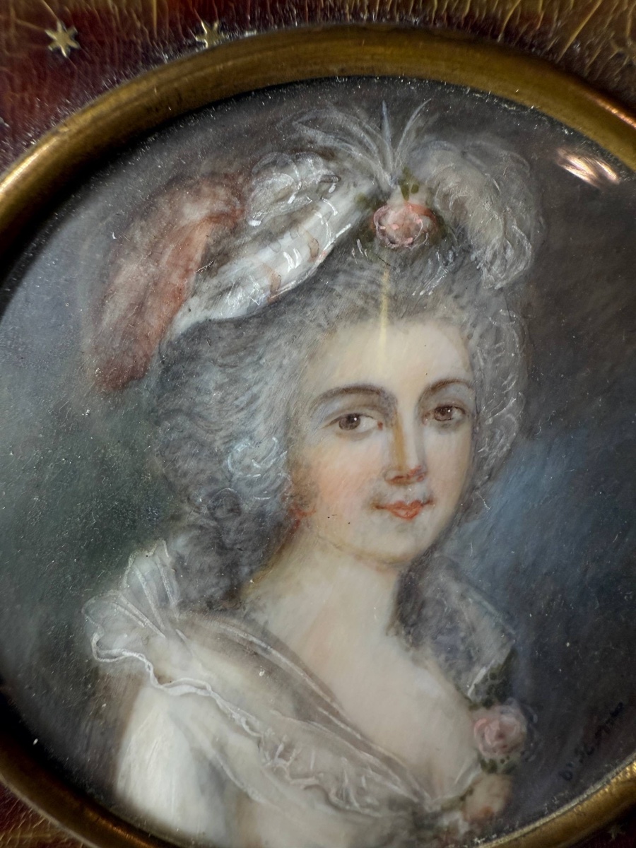 Portraits en miniature, élégantes dames de la haute société ou l’aristocratie .-photo-2
